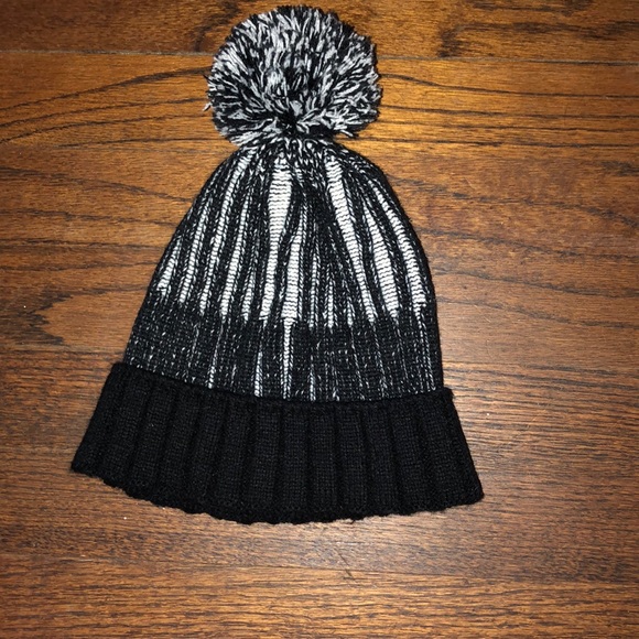 A top, jeans and beanie - Picture 4 of 4